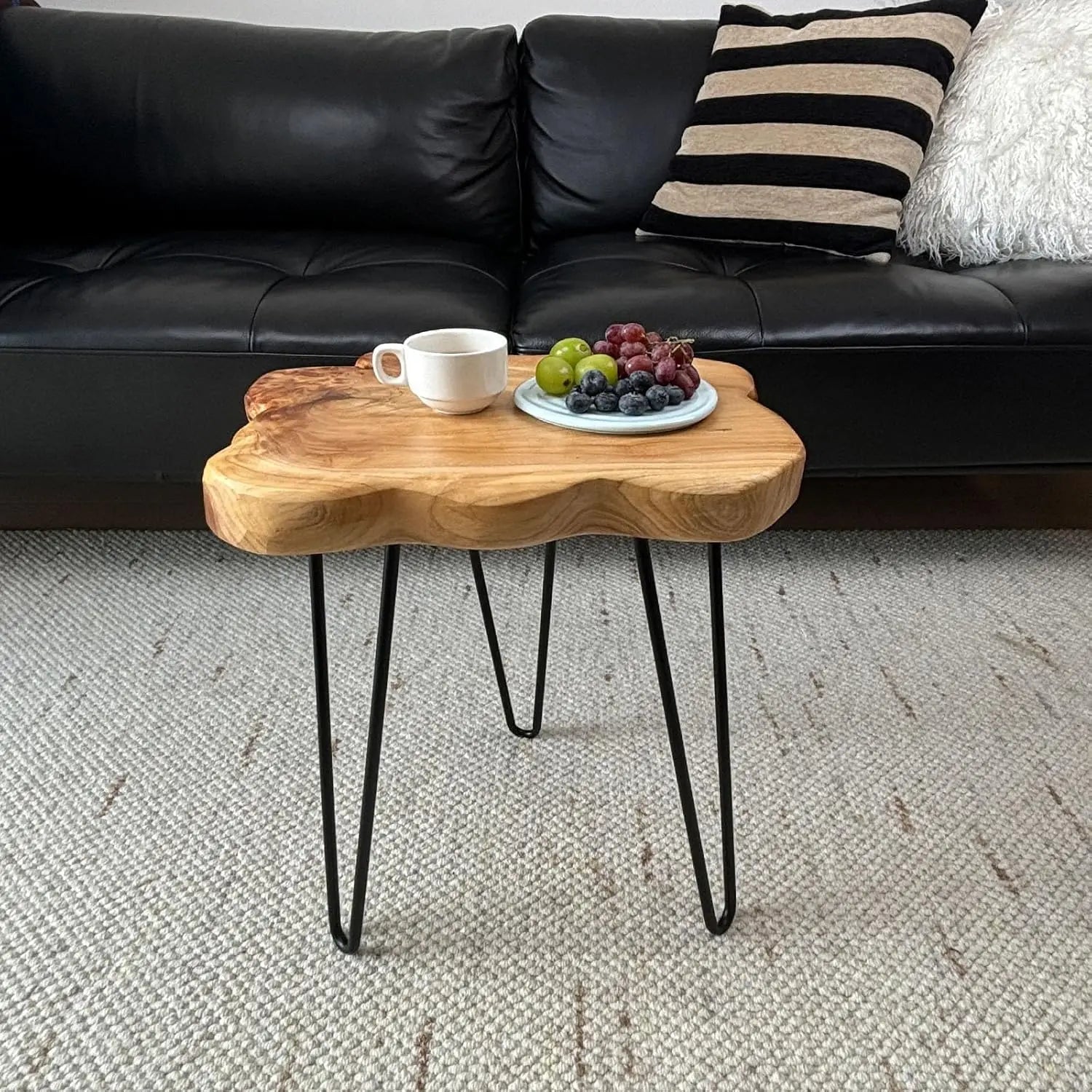 Petite table basse en bois brut au design organique