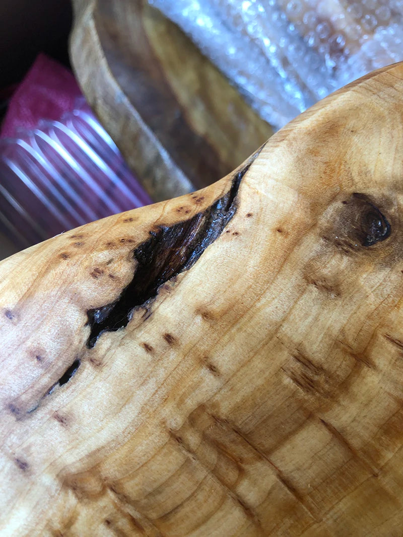 Petite table basse en bois brut au design organique