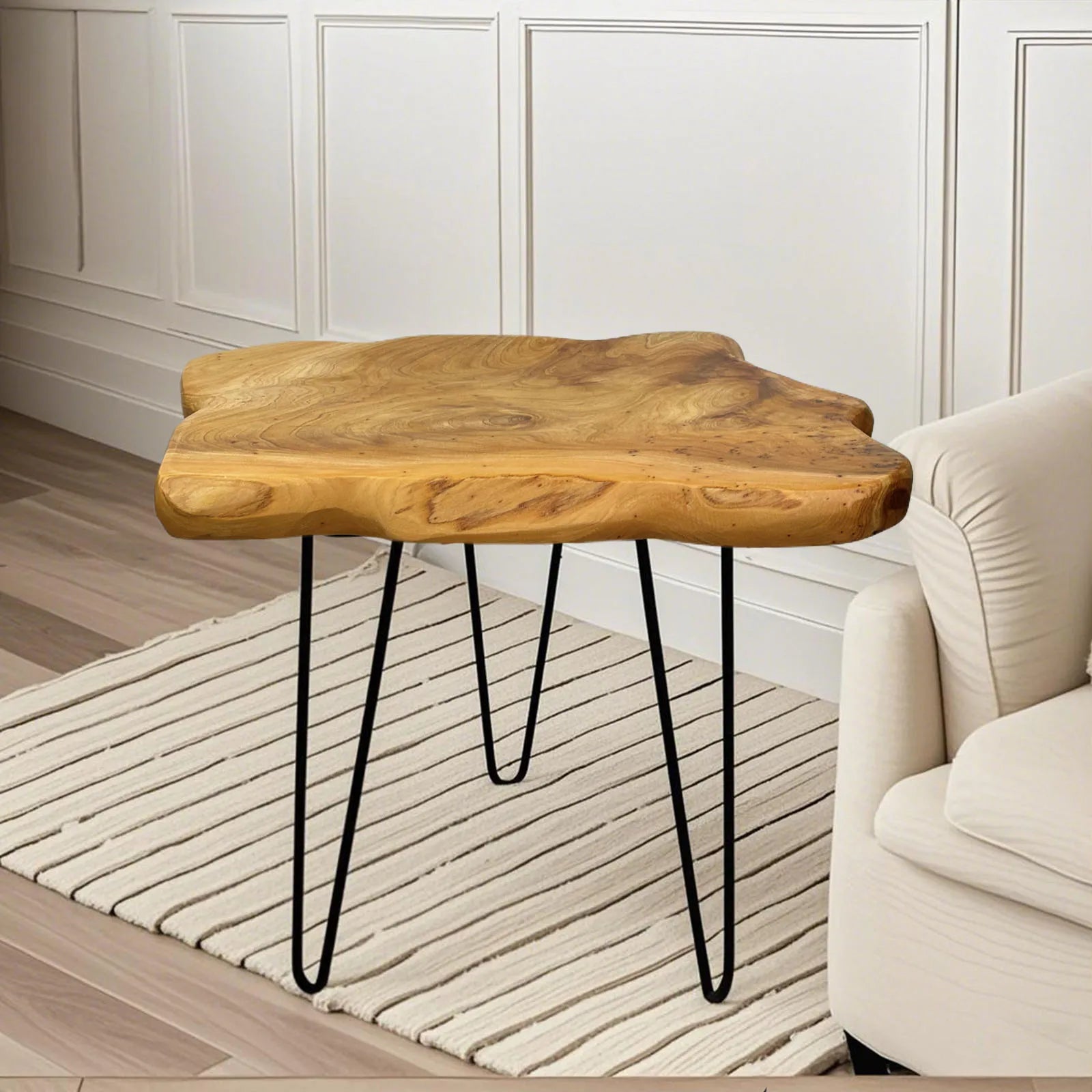 Petite table basse en bois brut au design organique