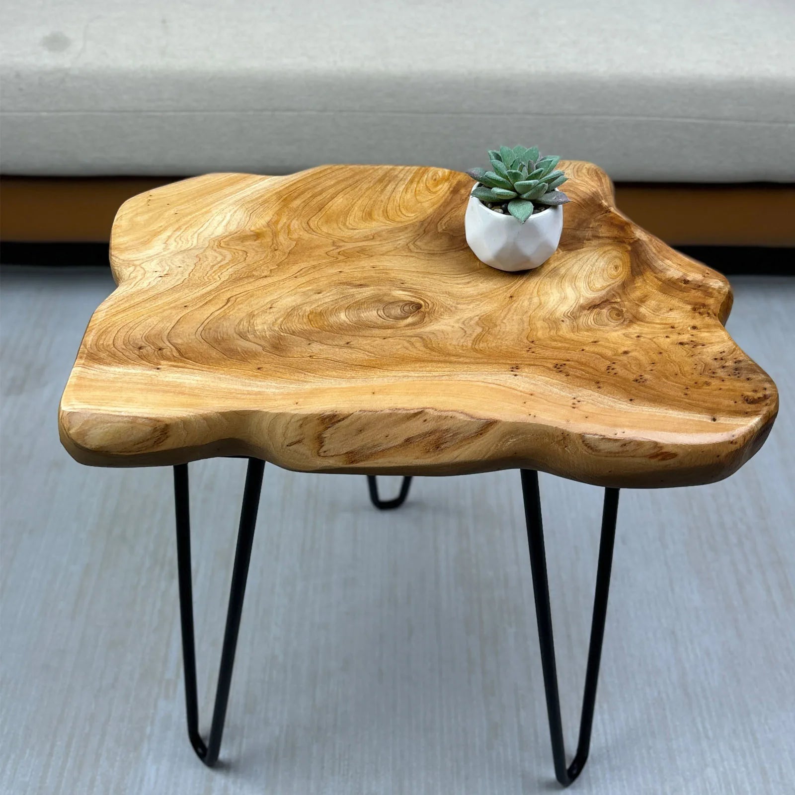 Petite table basse en bois brut au design organique
