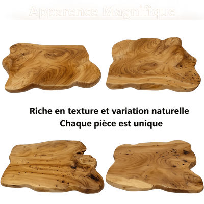 Petite table basse en bois brut au design organique