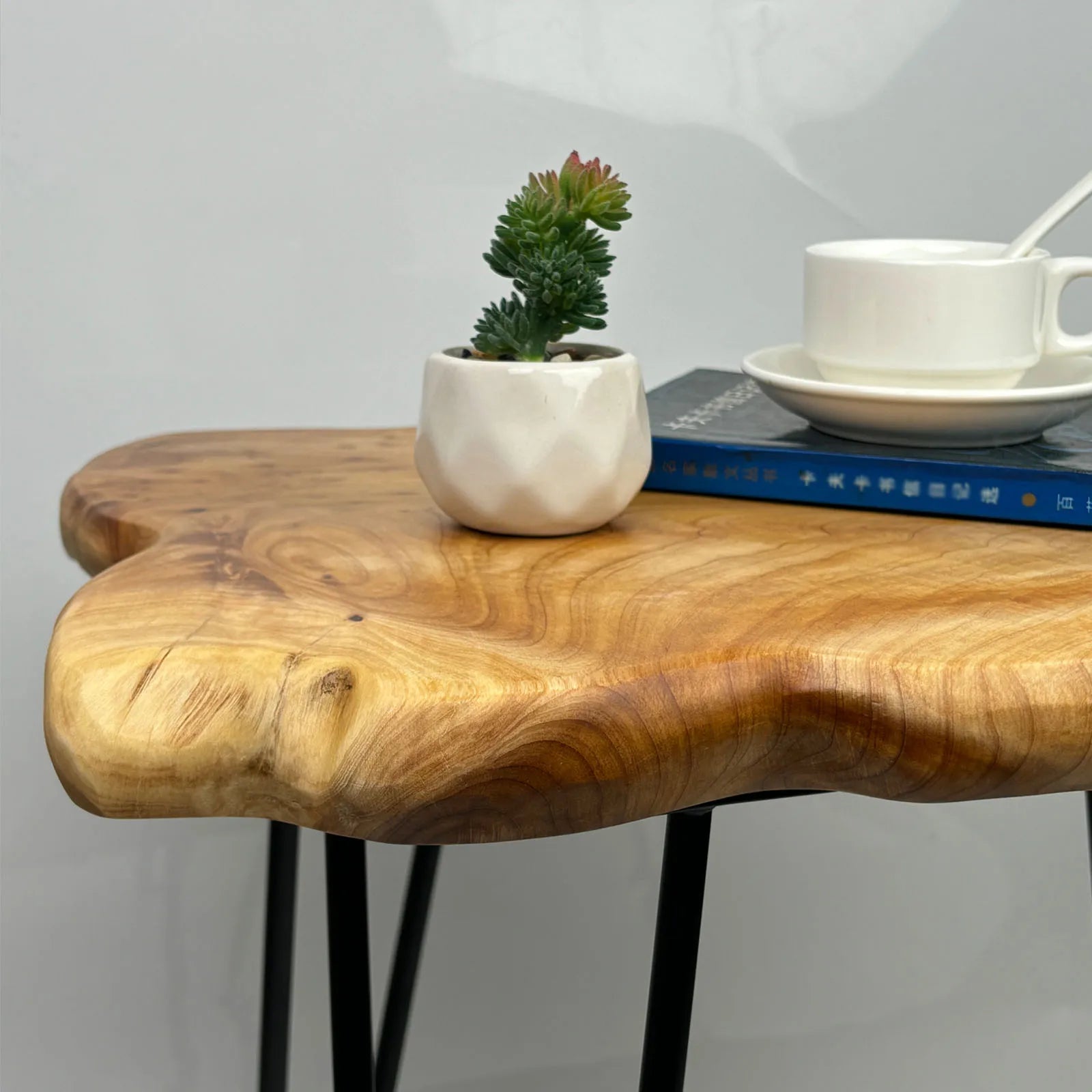 Petite table basse en bois brut au design organique