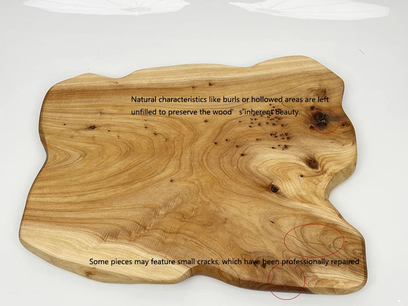 Petite table basse en bois brut au design organique