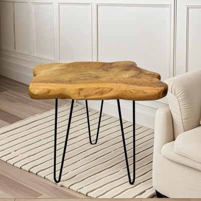 Petite table basse en bois brut au design organique